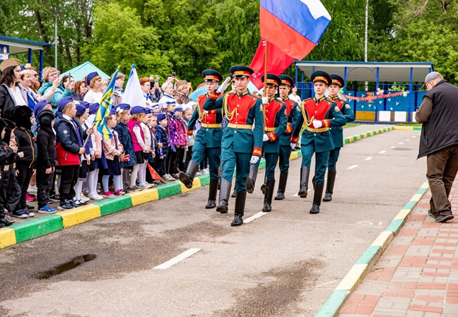 В Тамбове в рамках проекта «Наследники Победы» дети приняли участие в торжественном параде, посвященном 79-й годовщине Дня Победы